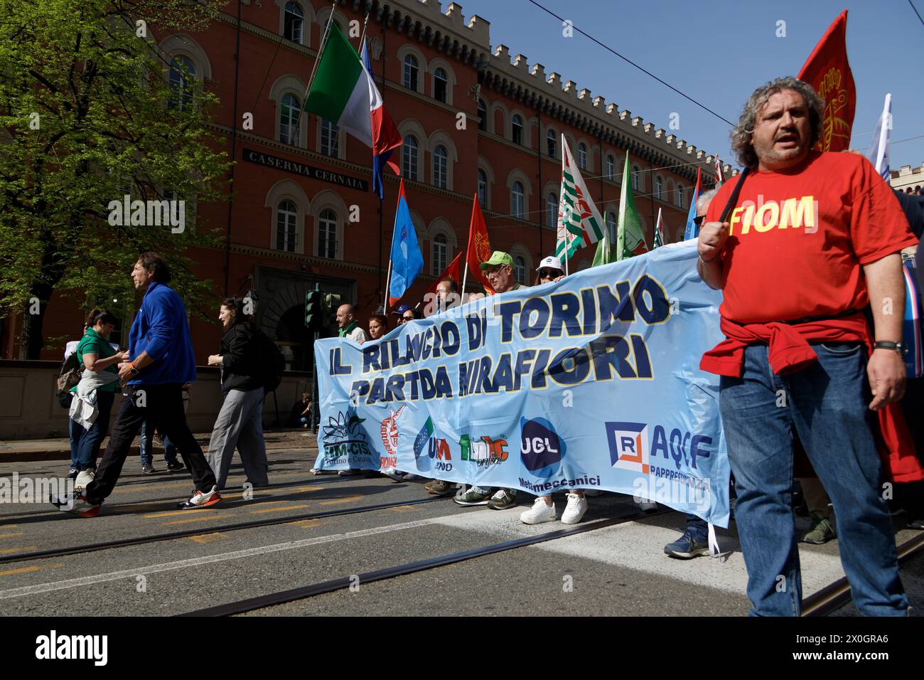 Torino, Italia. 12 aprile 2024. I sindacati scioperano e protestano contro il calo della produzione e i numerosi lavoratori in esubero nello stabilimento FCA di Mirafiori. Crediti: M.Bariona/Alamy Live News Foto Stock