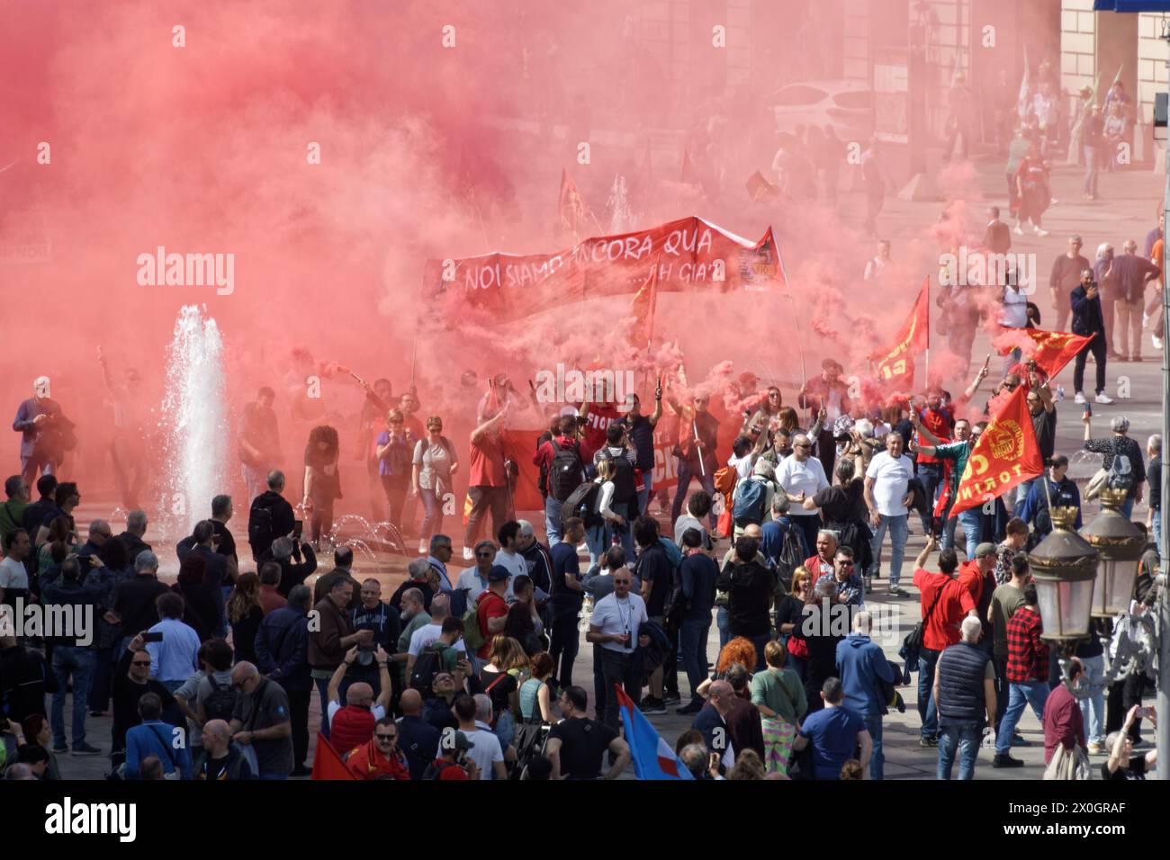 Torino, Italia. 12 aprile 2024. I sindacati scioperano e protestano contro il calo della produzione e i numerosi lavoratori in esubero nello stabilimento FCA di Mirafiori. Crediti: M.Bariona/Alamy Live News Foto Stock