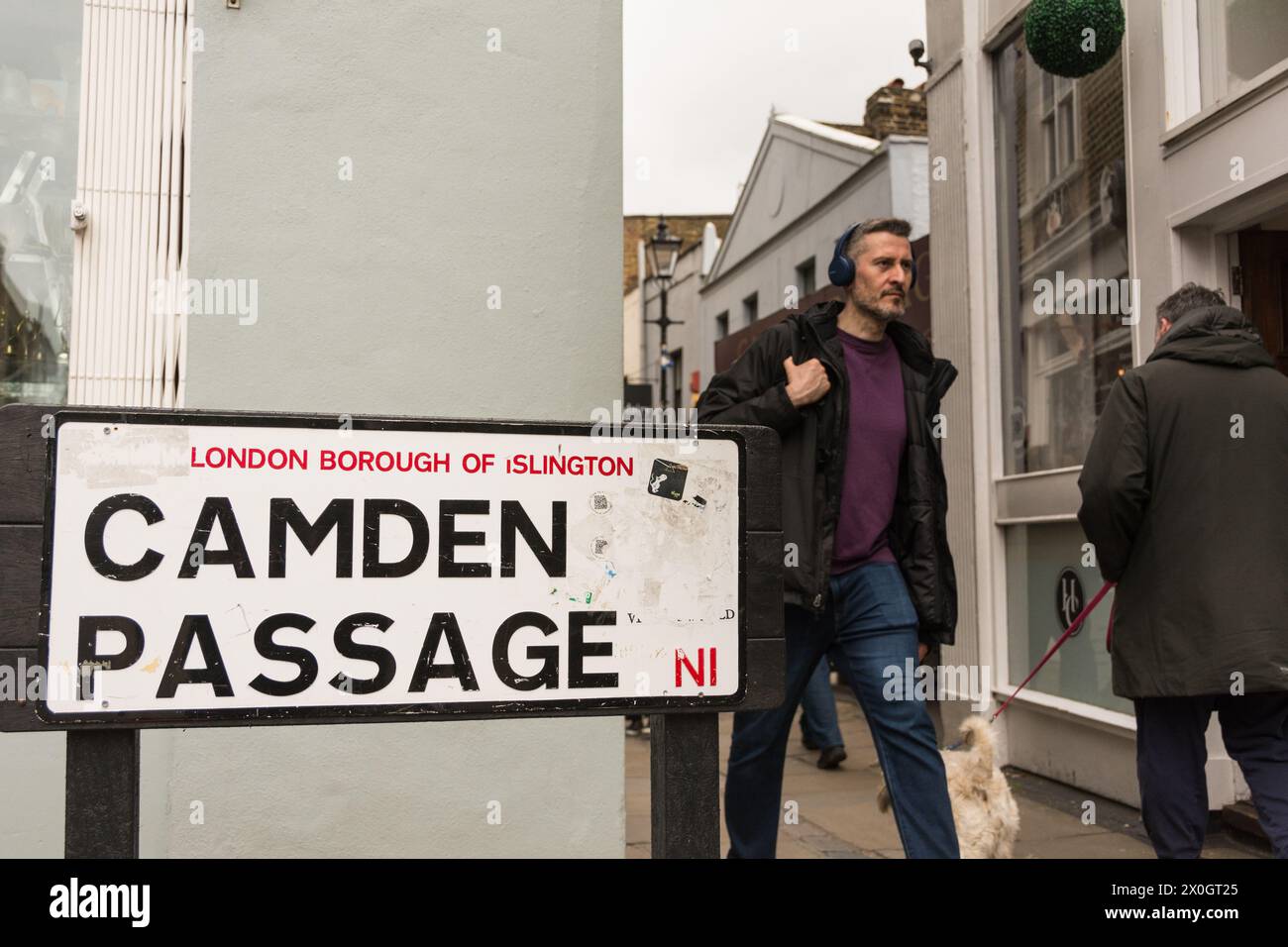 Primo piano del London Borough of Islington Camden Passage Street cartello, negozi e acquirenti. Islington, Londra, N1, Inghilterra, Regno Unito Foto Stock