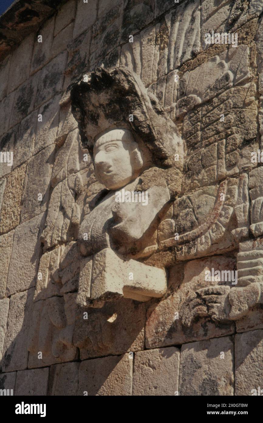 La testa di un serpente di piume con una bocca chiusa, da cui sporge una testa umana (simbolo di Kukulcán), al tempio dei guerrieri nella ex città maya di Chichén-Itzá. [traduzione automatica] Foto Stock