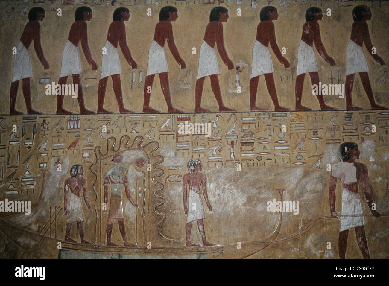 Un rilievo colorato nella tomba di Sethos I in Thebes-West mostra la Hathor mucca in una barca sul suo cammino verso il regno dei morti. Foto Stock