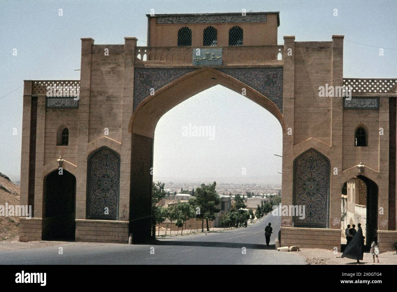 "Tang-i-Allahu-Akba r ("porta del grande Dio") a Shiraz. [traduzione automatizzata]' Foto Stock