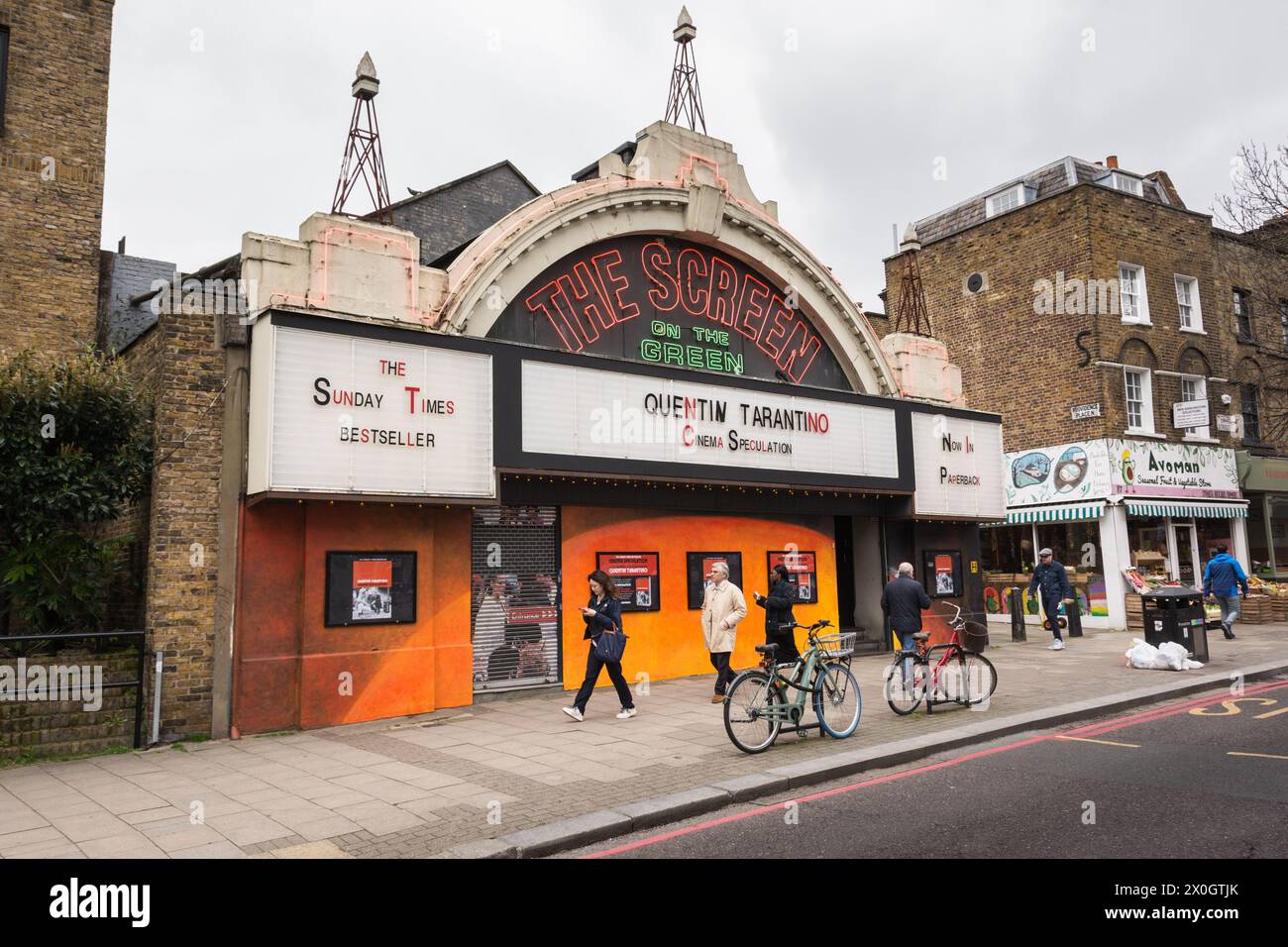 Esterno dello schermo sul cinema Green in Upper Street, Islington, Londra, Inghilterra, Regno Unito Foto Stock