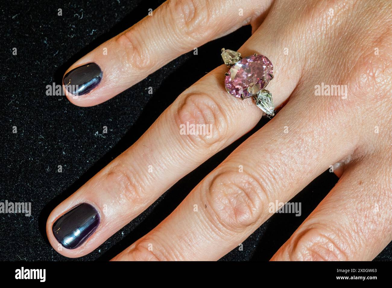 Londra, Regno Unito. 12 aprile 2024. Fancy Vivid Pink Diamond ring del peso di 6,21 carati, VS1 Clarity, Type IIa, stima: USD 10.500.000-15.000.000 - Phillips, Londra, presenta in anteprima una selezione di gioielli nell'asta dei Gioielli di Ginevra: DUE, il 13 maggio presso l'Hotel President, Ginevra. Crediti: Guy Bell/Alamy Live News Foto Stock