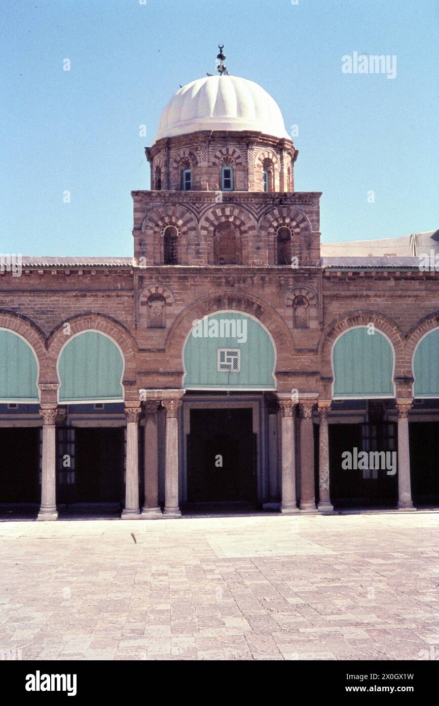 Il cortile di fronte alla Moschea EZ Zitouna (chiamata anche Grande Moschea) a Tunisi. [traduzione automatica] Foto Stock