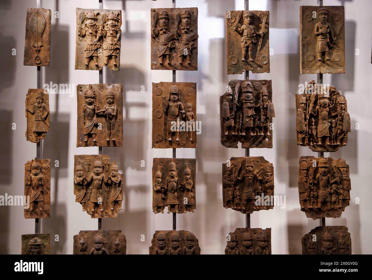 Londra, Regno Unito 12 aprile 2024 i Bronzi Benin nella sezione Africa al British Museum. I Bronzi del Benin sono un gruppo di migliaia di oggetti, tra cui placche in ghisa, teste umane e animali e figure che sono state prese dal regno del Benin, in quella che oggi è la Nigeria, nel 1897. I Bronzi furono probabilmente realizzati tra il 1550-1650 da artigiani che lavoravano per la corte di Oba il re. Per molti nigeriani, i Bronzi del Benin sono un potente ricordo del colonialismo e dei suoi continui effetti sulla società africana. I cittadini del paese hanno da tempo chiesto il ritorno dei Bronzi del Benin. Foto Stock