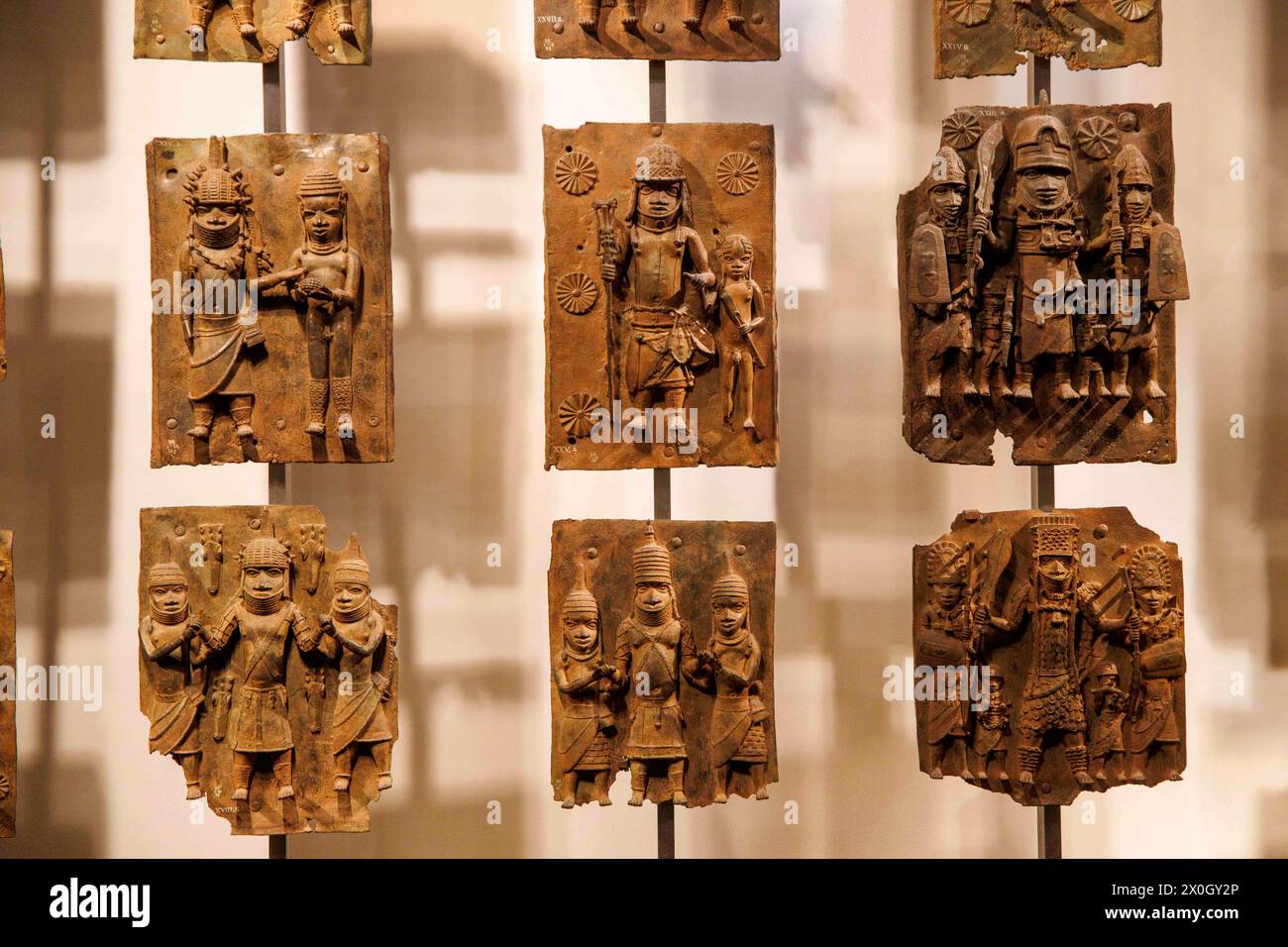 Londra, Regno Unito 12 aprile 2024 i Bronzi Benin nella sezione Africa al British Museum. I Bronzi del Benin sono un gruppo di migliaia di oggetti, tra cui placche in ghisa, teste umane e animali e figure che sono state prese dal regno del Benin, in quella che oggi è la Nigeria, nel 1897. I Bronzi furono probabilmente realizzati tra il 1550-1650 da artigiani che lavoravano per la corte di Oba il re. Per molti nigeriani, i Bronzi del Benin sono un potente ricordo del colonialismo e dei suoi continui effetti sulla società africana. I cittadini del paese hanno da tempo chiesto il ritorno dei Bronzi del Benin. Foto Stock