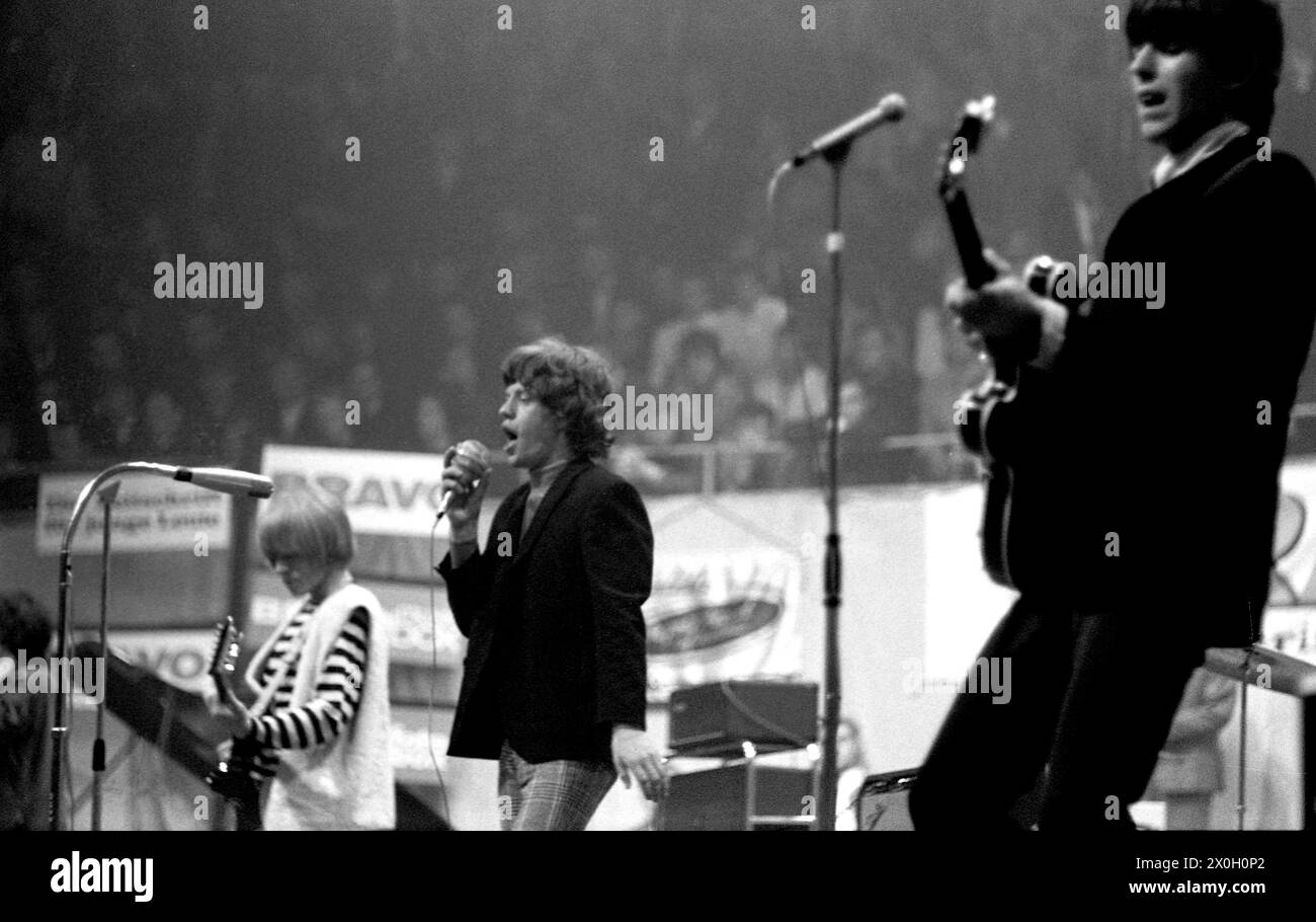 Il chitarrista Brian Jones, il cantante Mick Jagger e il bassista Bill Wyman (da sinistra a destra) al primo concerto della rock band Rolling Stones in Germania a Halle Münsterland a Münster. [traduzione automatica] Foto Stock