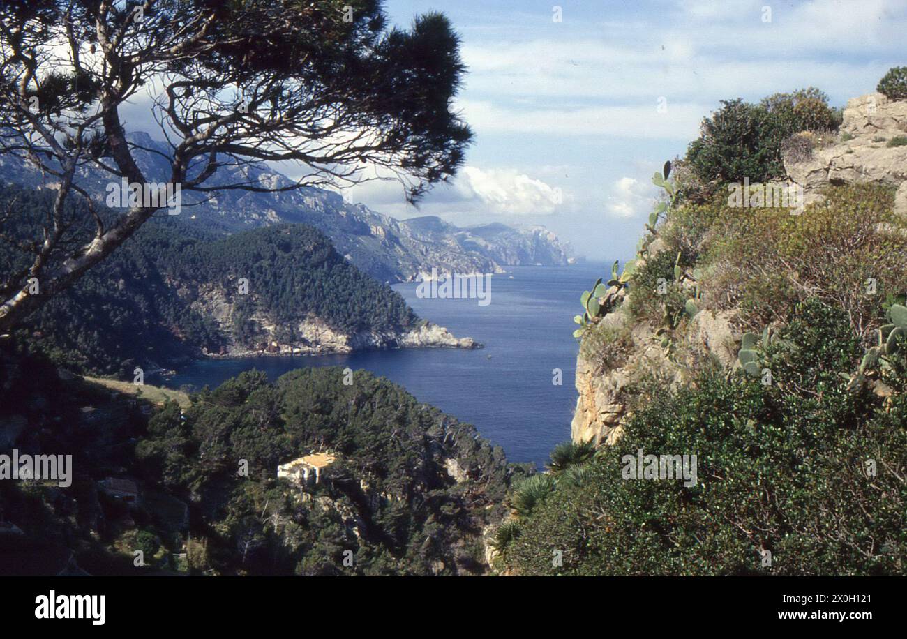 Vista dalla Torre de Ses Animes (Torre delle Anime) sulle montagne e sul mare a Banyalbufar a Maiorca (foto non stampata). Foto Stock