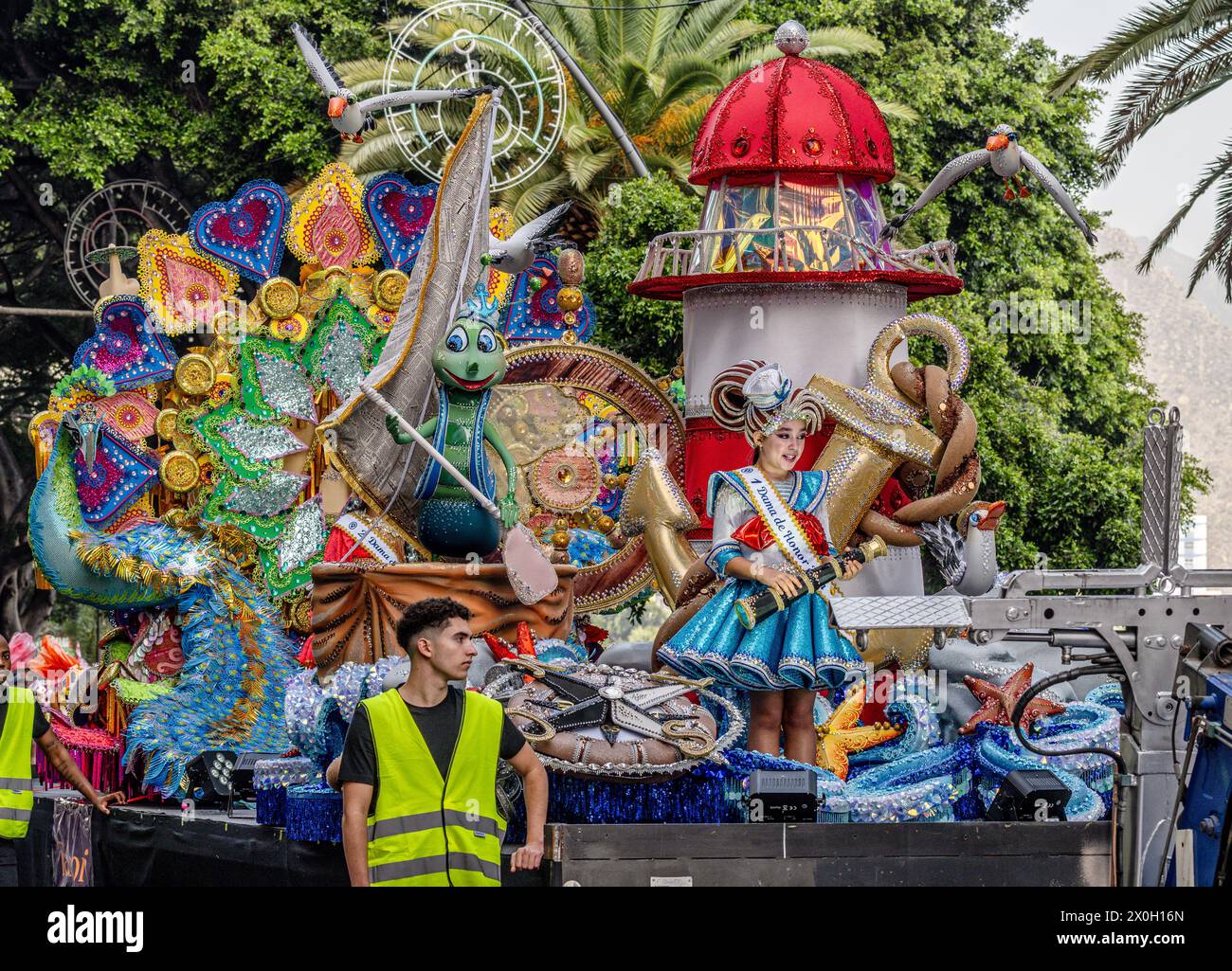 Ragazza in costume elaborato su enorme galleggiante decorato nella sfilata di Carnevale di tenerife, 2024 Foto Stock