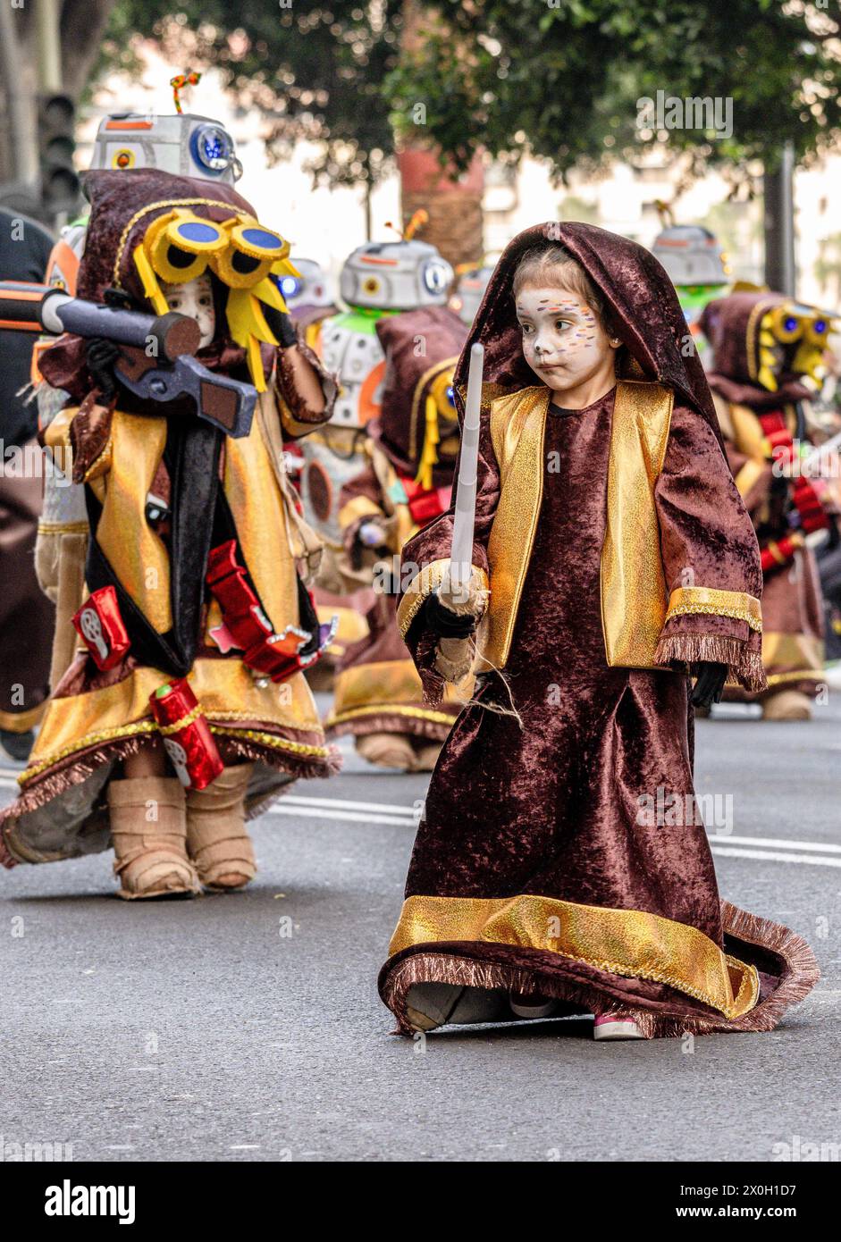 Bambini in costumi molto elaborati nella sfilata di Carnevale di Tenerife 2024 Foto Stock