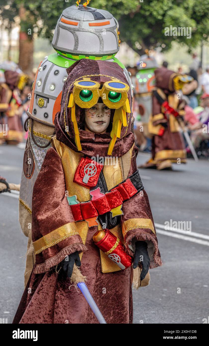 Bambini in costumi molto elaborati nella sfilata di Carnevale di Tenerife 2024 Foto Stock
