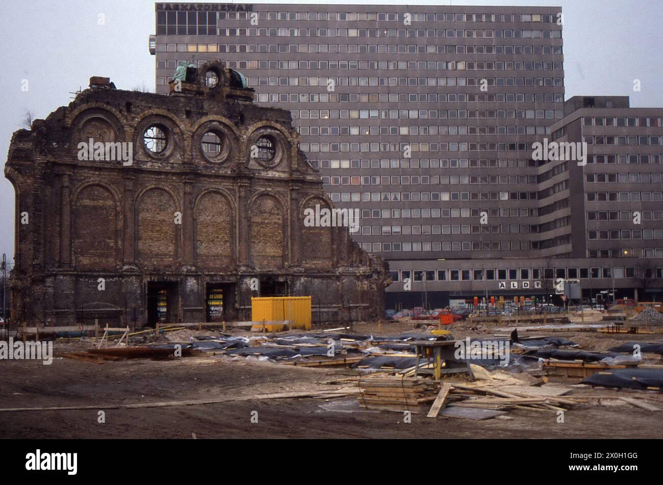Rovine del distrutto Anhalter Bahnhof a Berlino. Foto Stock