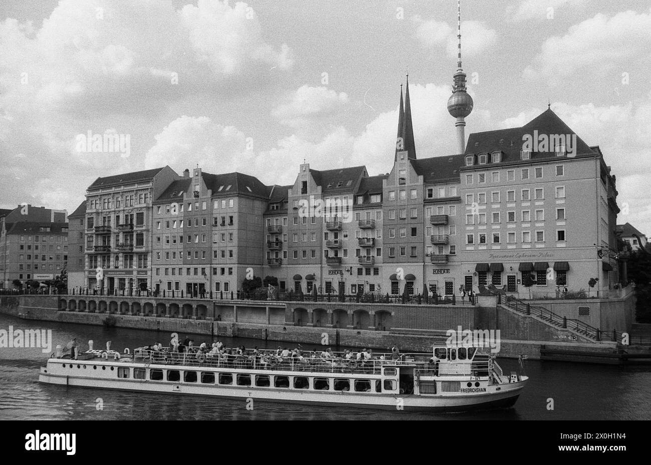 Una nave passeggeri e sullo sfondo la St. La Chiesa di Nicola e la torre della televisione nel Nikolaiviertel a Berlino Est. Foto Stock