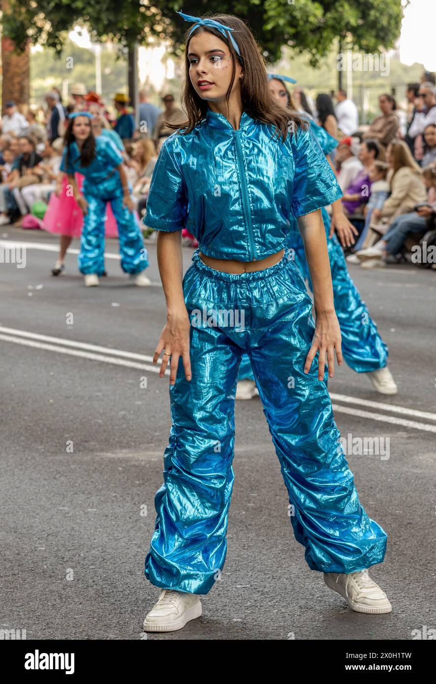 Donne/ragazza in costume elaborato ballando nella sfilata del Carnevale di Tenerife, 2024 Foto Stock