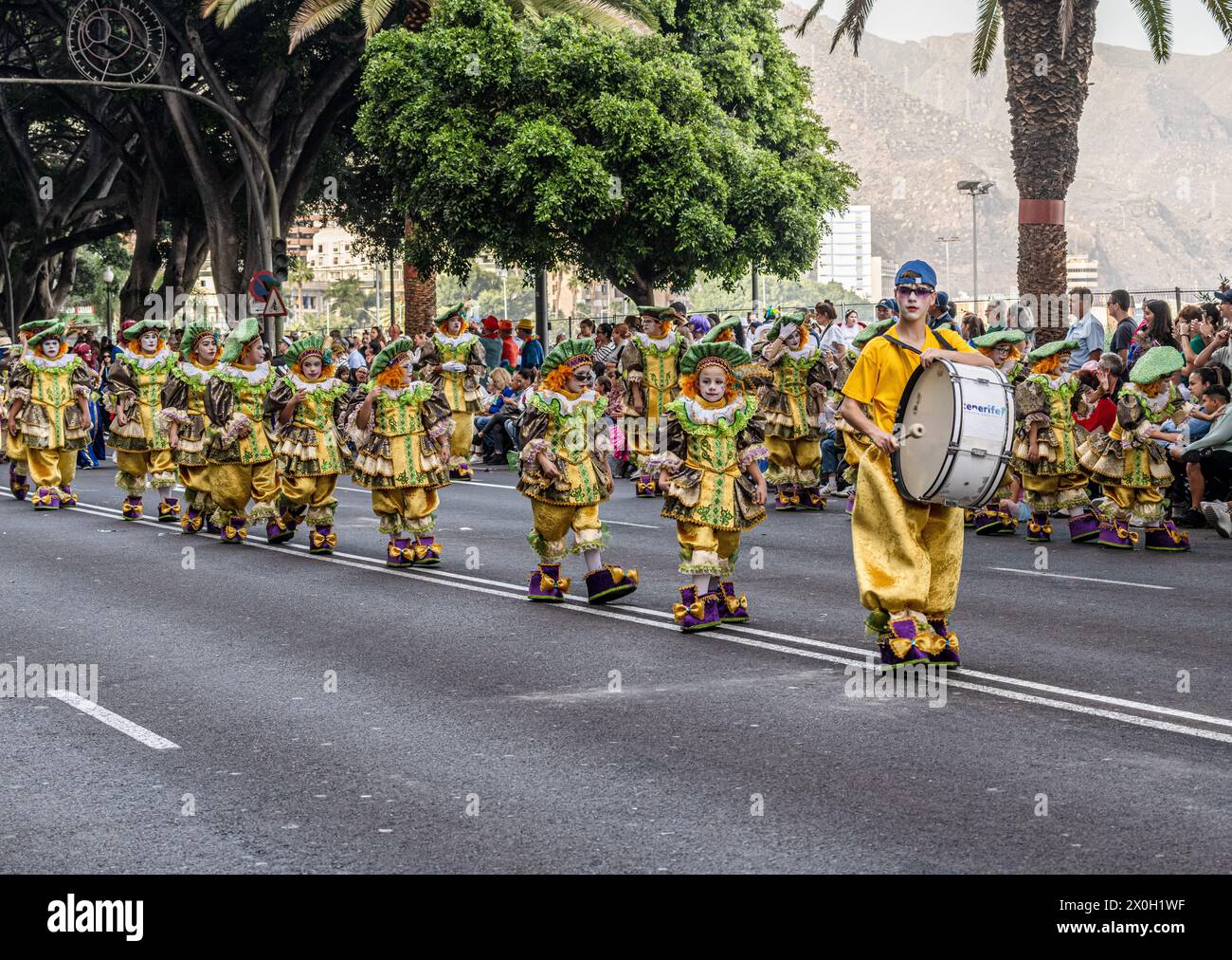 Gruppo di bambini in costumi molto elaborati durante la sfilata di Carnevale di Tenerife 2024 Foto Stock