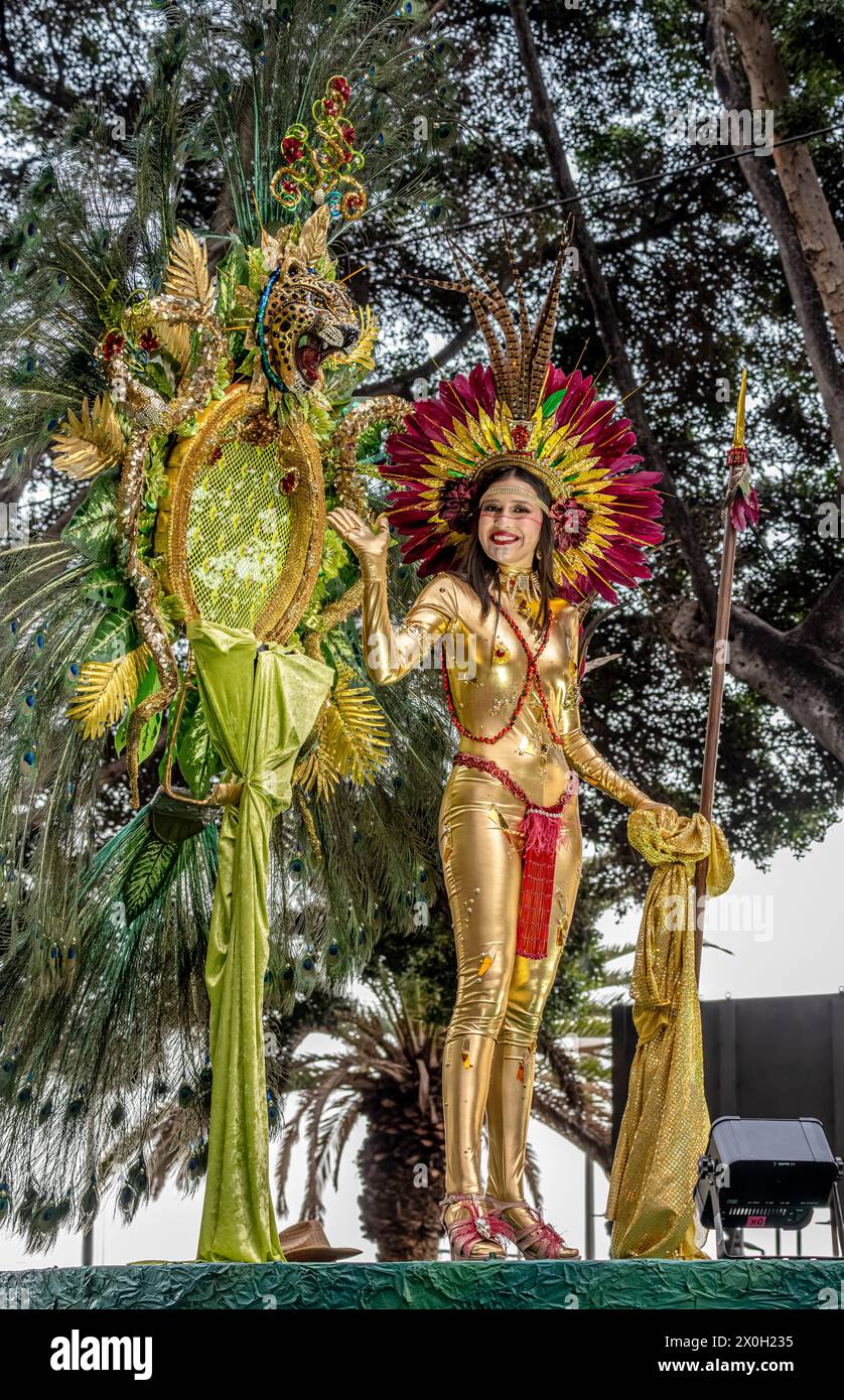 Donna in costume elaborato su un enorme galleggiante decorato nella sfilata di Carnevale di tenerife, 2024 Foto Stock