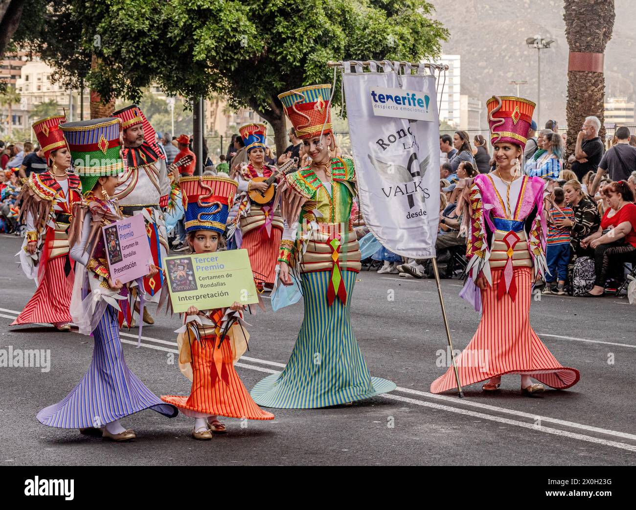 Gruppo di persone in costumi molto elaborati durante la sfilata di Carnevale di Tenerife 2024 Foto Stock