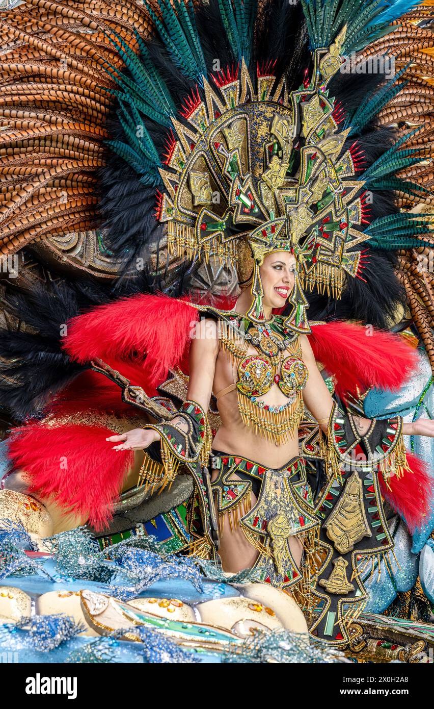 Donna in costume elaborato su un enorme galleggiante decorato nella sfilata di Carnevale di tenerife, 2024 Foto Stock