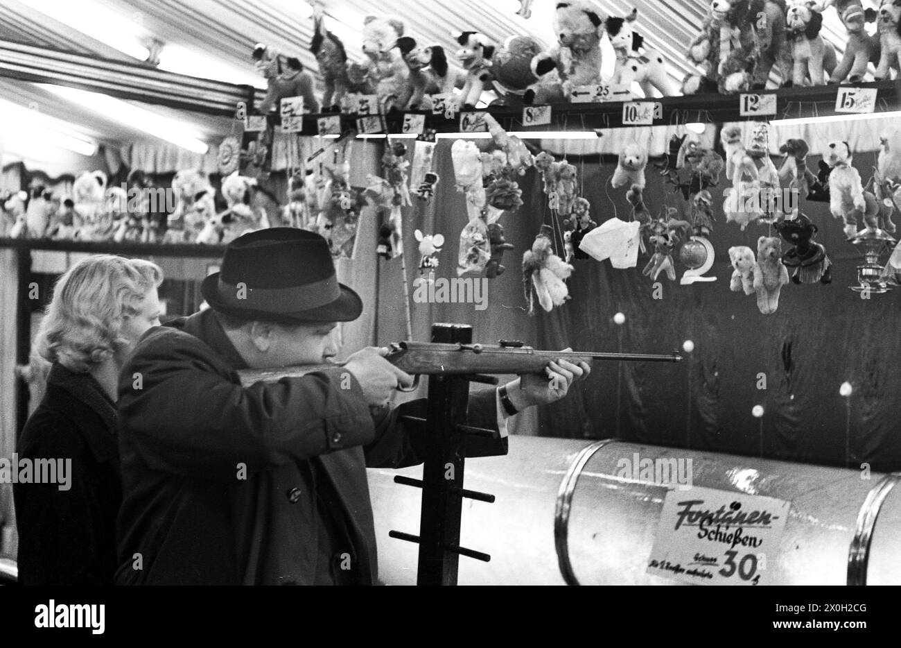 Visitatore in una galleria di tiro al funfair di Essen. Nella foto, il visitatore sta cercando di vincere un grande premio. [traduzione automatizzata] Foto Stock