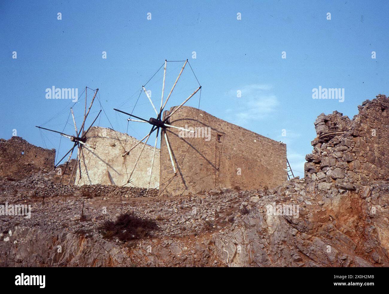 Vecchi mulini tra le rovine di Creta. Foto Stock