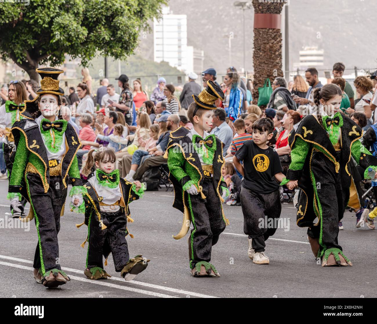 Gruppo di bambini in costumi molto elaborati durante la sfilata di Carnevale di Tenerife 2024 Foto Stock