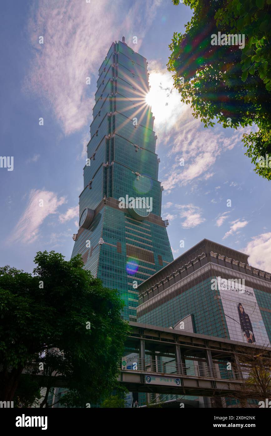 Taipei, Taiwan marzo 28 2024 Taipei 101 edificio con il sole sul lato Foto Stock