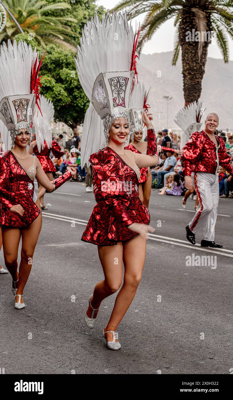 Donne/ragazza in costume elaborato ballando nella sfilata del Carnevale di Tenerife, 2024 Foto Stock
