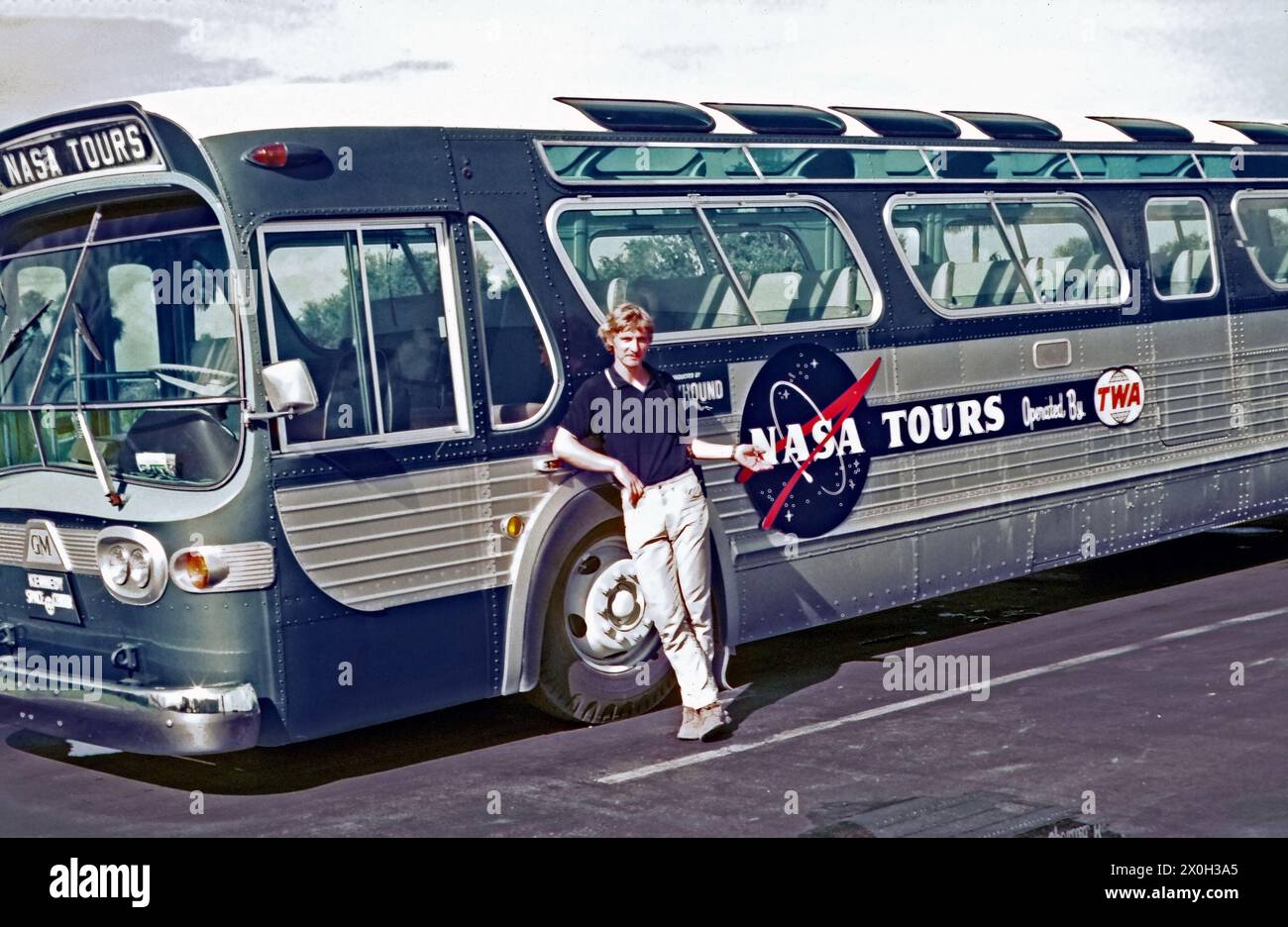 Un turista sta aspettando all'autobus della NASA per il tour di Cape Canaveral (Kennedy Space Center) in Florida, USA [traduzione automatica] Foto Stock