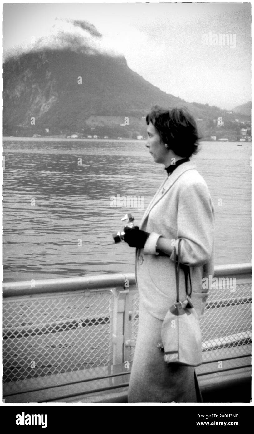 Donna con macchina fotografica in nave al Lago di Lugano [traduzione automatica] Foto Stock
