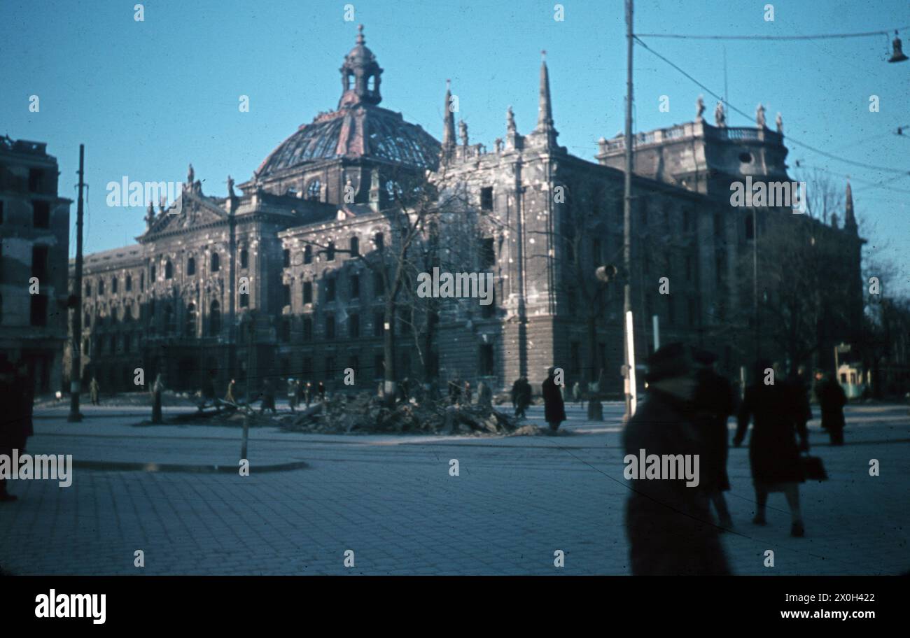 Il Monaco di Baviera Justizpalast (oggi: Landgericht) a Stachus / Karlsplatz. Prima che la guerra dei detriti e macerie datata (foto). Foto Stock