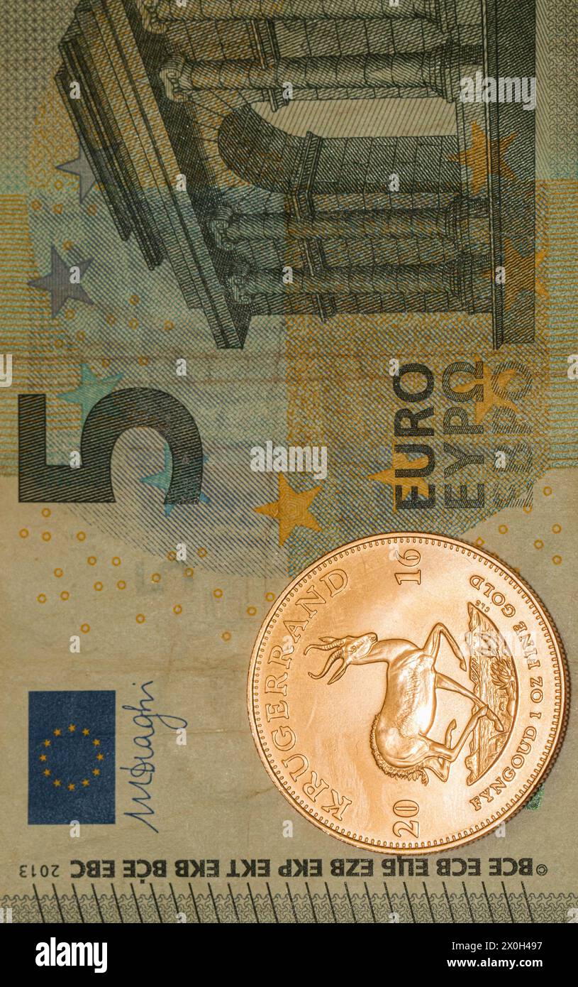 1 oncia originale moneta d'oro Kruger Rand sudafricano da 24 carati contro diverse comuni valute cartaceo fiat; euro; negozio di valore. Foto Stock
