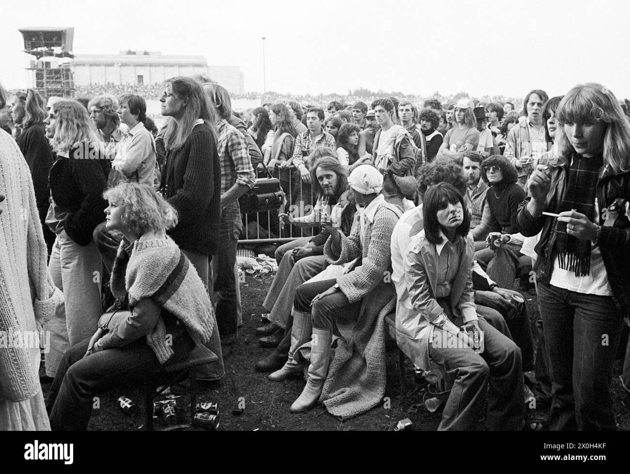 Vista dell'area VIP in occasione di un festival sullo Zeppelinfeld di Norimberga. Gli ospiti sono seduti sulle panchine della birra. [traduzione automatizzata] Foto Stock