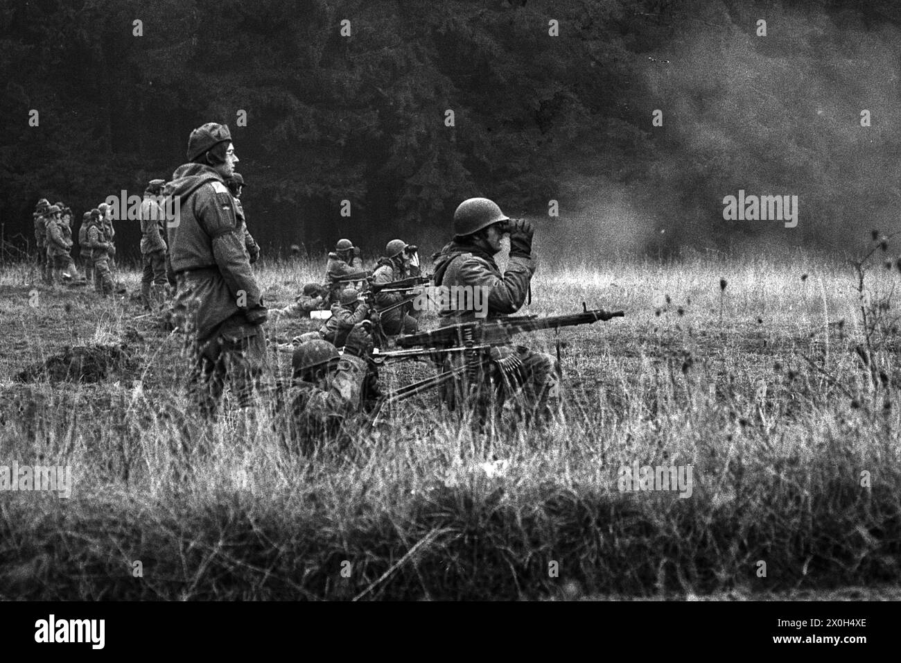 Esercitazione delle truppe: Diversi soldati della Bundeswehr sparano ai bersagli con mitragliatrici durante una manovra su un'area di addestramento militare. Il secondo cannone osserva i colpi con un telescopio. Gli istruttori controllano l'azione. [traduzione automatizzata] Foto Stock