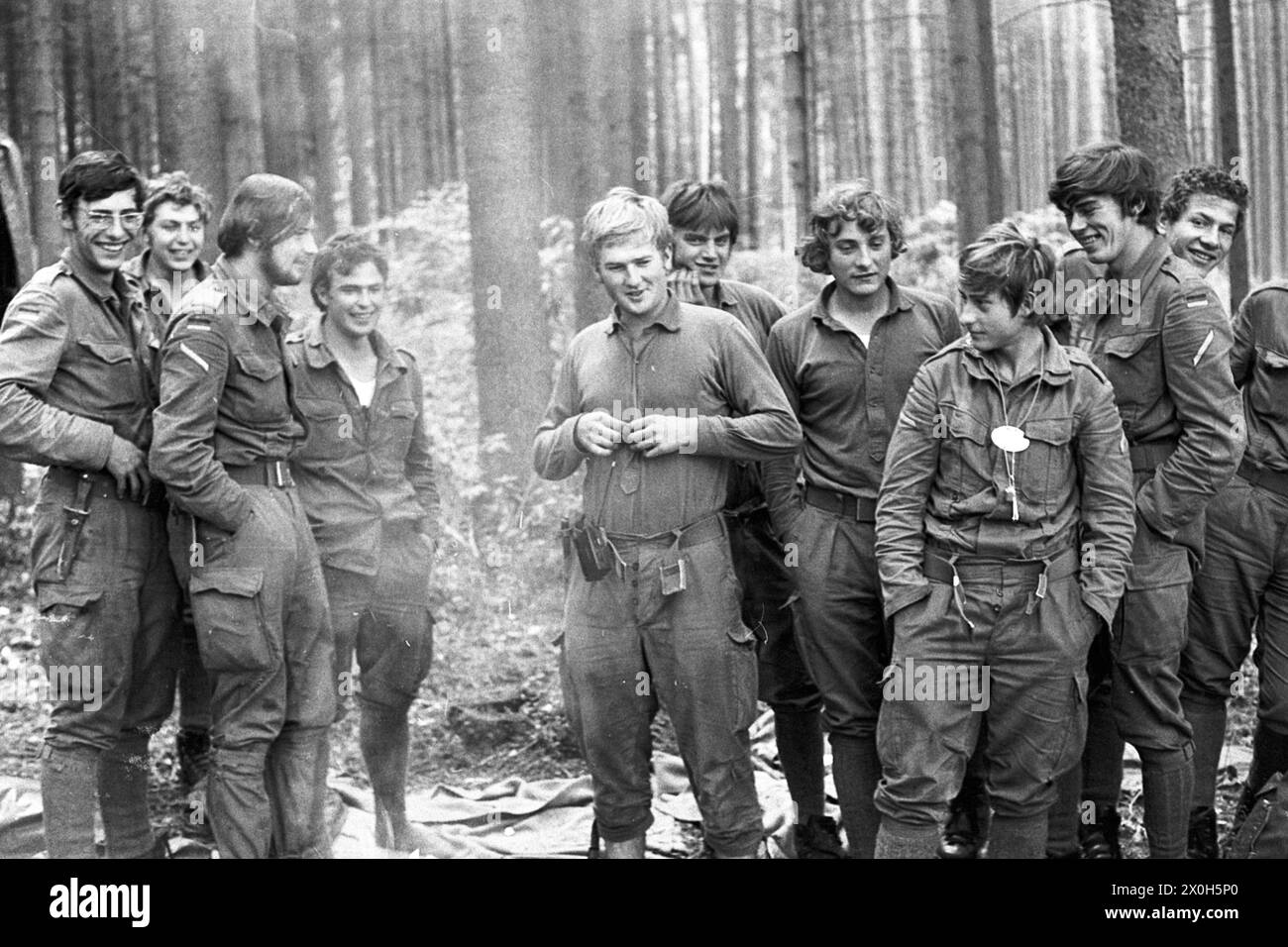 Durante un'esercitazione militare del II corpo delle forze Armate tedesche nell'Alb svevo, un gruppo di soldati in uniforme si alzano nella foresta e si divertono. [traduzione automatizzata] Foto Stock