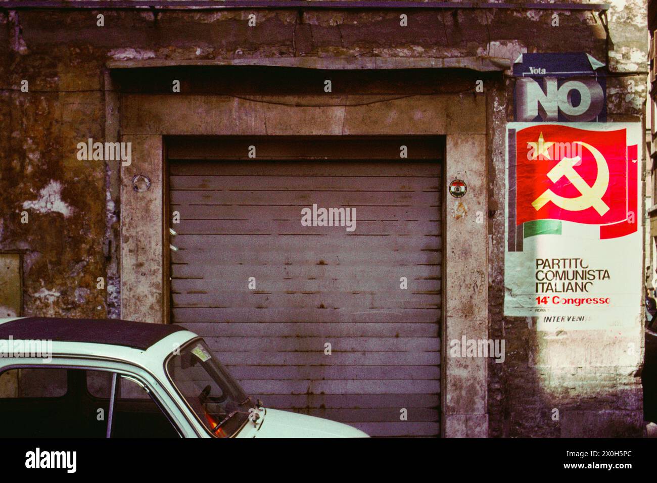 Nel quartiere fatiscente di Trastevere, si accende il poster del Partito Comunista Italiano [traduzione automatizzata] Foto Stock