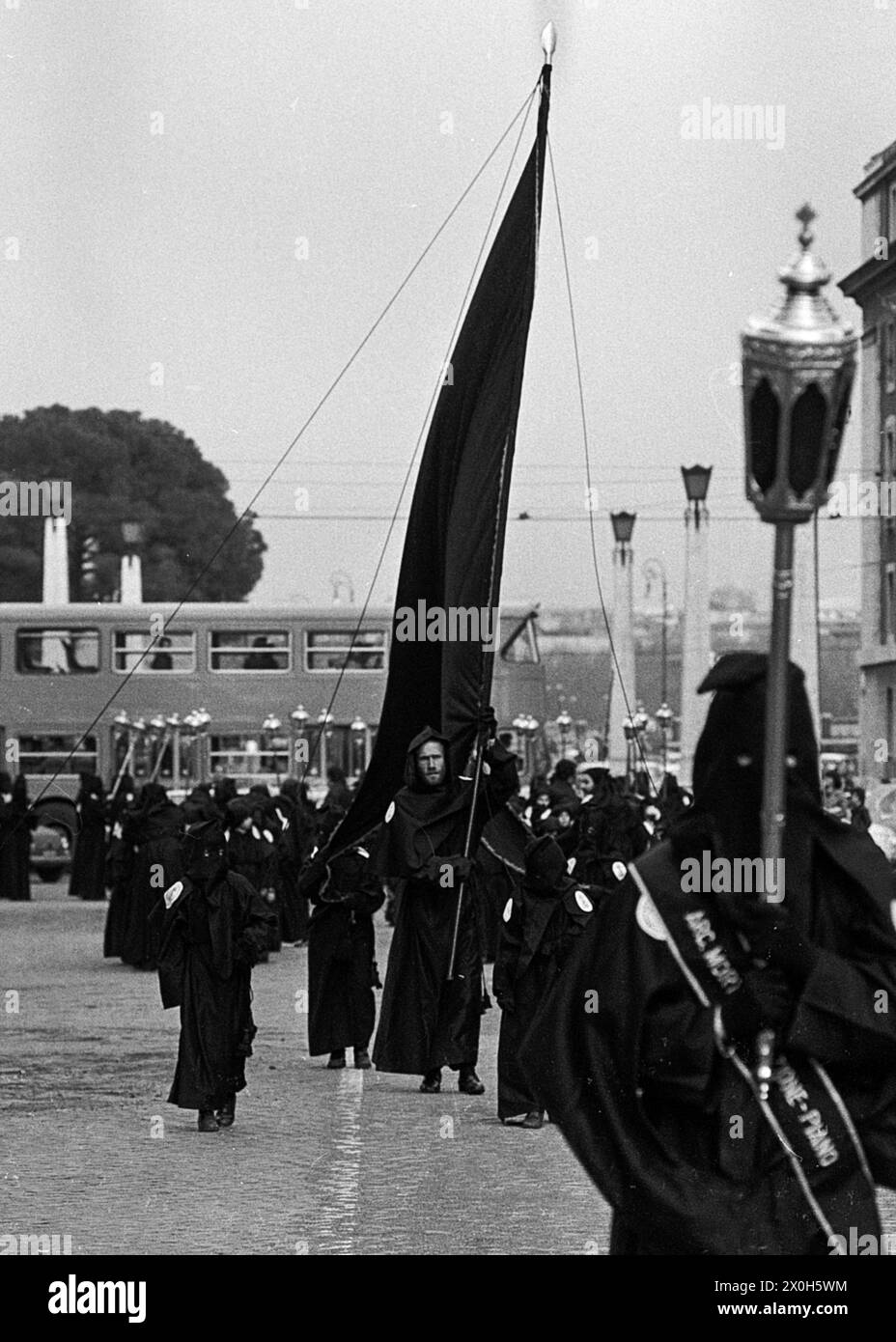 Lo striscione nero conduce la processione . [traduzione automatizzata] Foto Stock