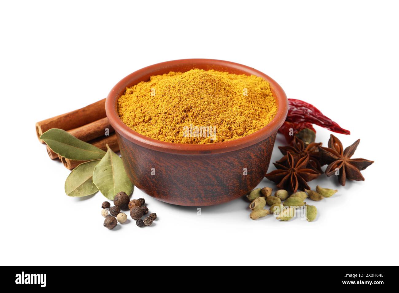 Curry in polvere nel recipiente e altre spezie isolate su bianco Foto Stock