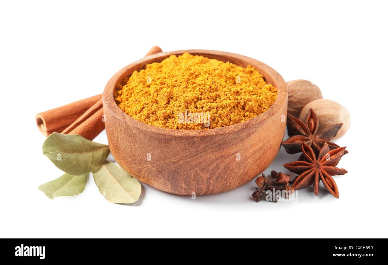 Asciugare il curry in polvere nel recipiente e in altre spezie isolate su bianco Foto Stock