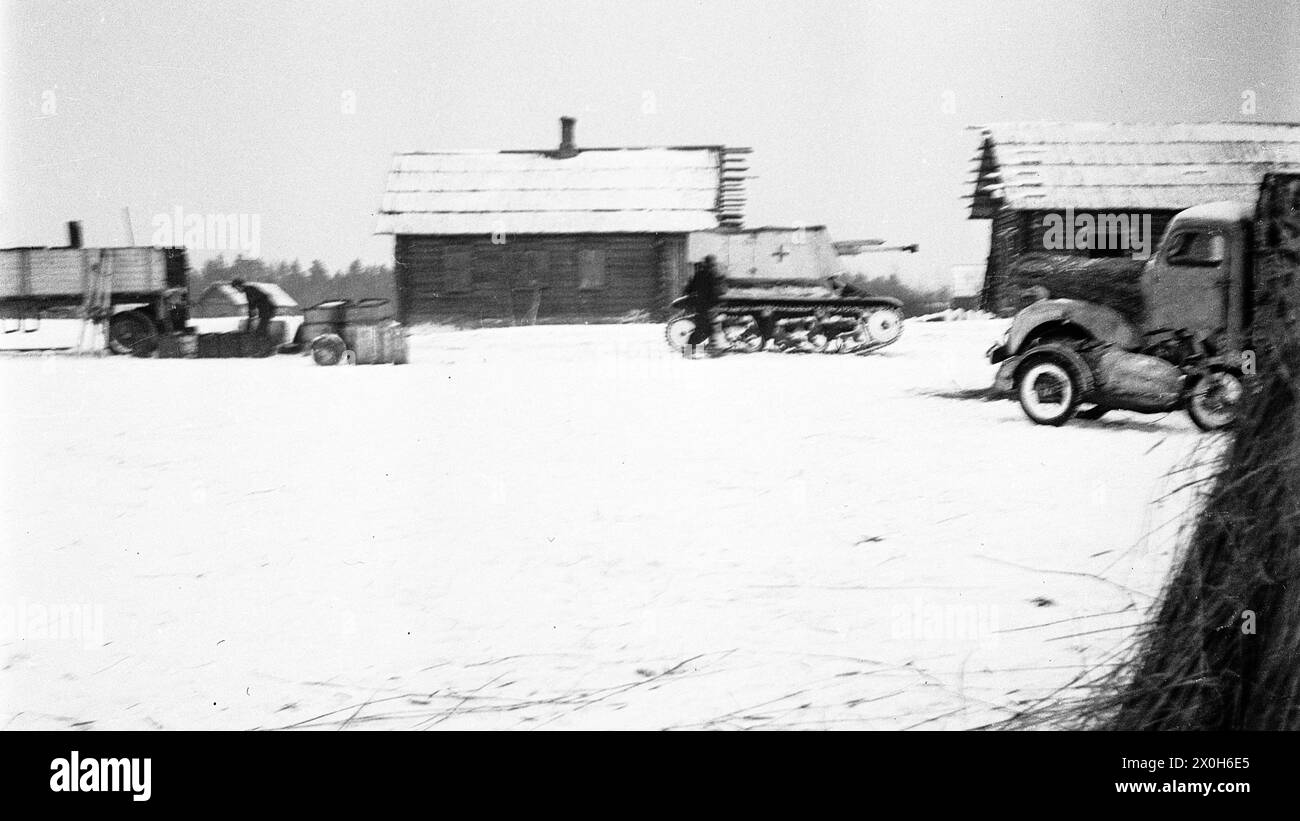 Un cacciacarri, un cannone da 4,7 cm montato su un telaio Renault 35, passa tra due case. La foto fu scattata nella parte posteriore del fronte orientale, presumibilmente in connessione con le battaglie con i partigiani. La foto fu scattata da un membro del Radfahrgrenadierregiment 2 / Radfahrsicherungsregiment 2, nella sezione centrale del fronte orientale. [traduzione automatizzata] Foto Stock