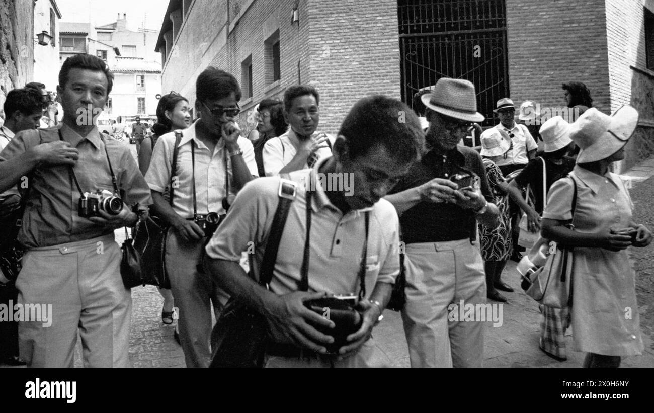 Un gruppo di turisti giapponesi in viaggio verso un'attrazione turistica. [traduzione automatizzata] Foto Stock