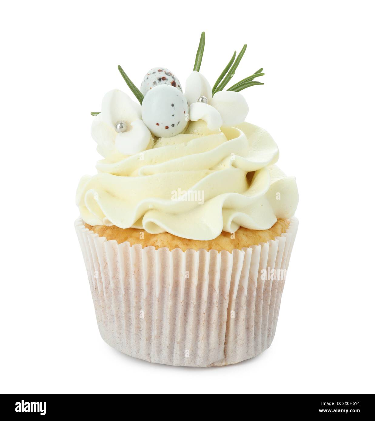 Gustoso cupcake pasquale con crema alla vaniglia isolata su bianco Foto Stock