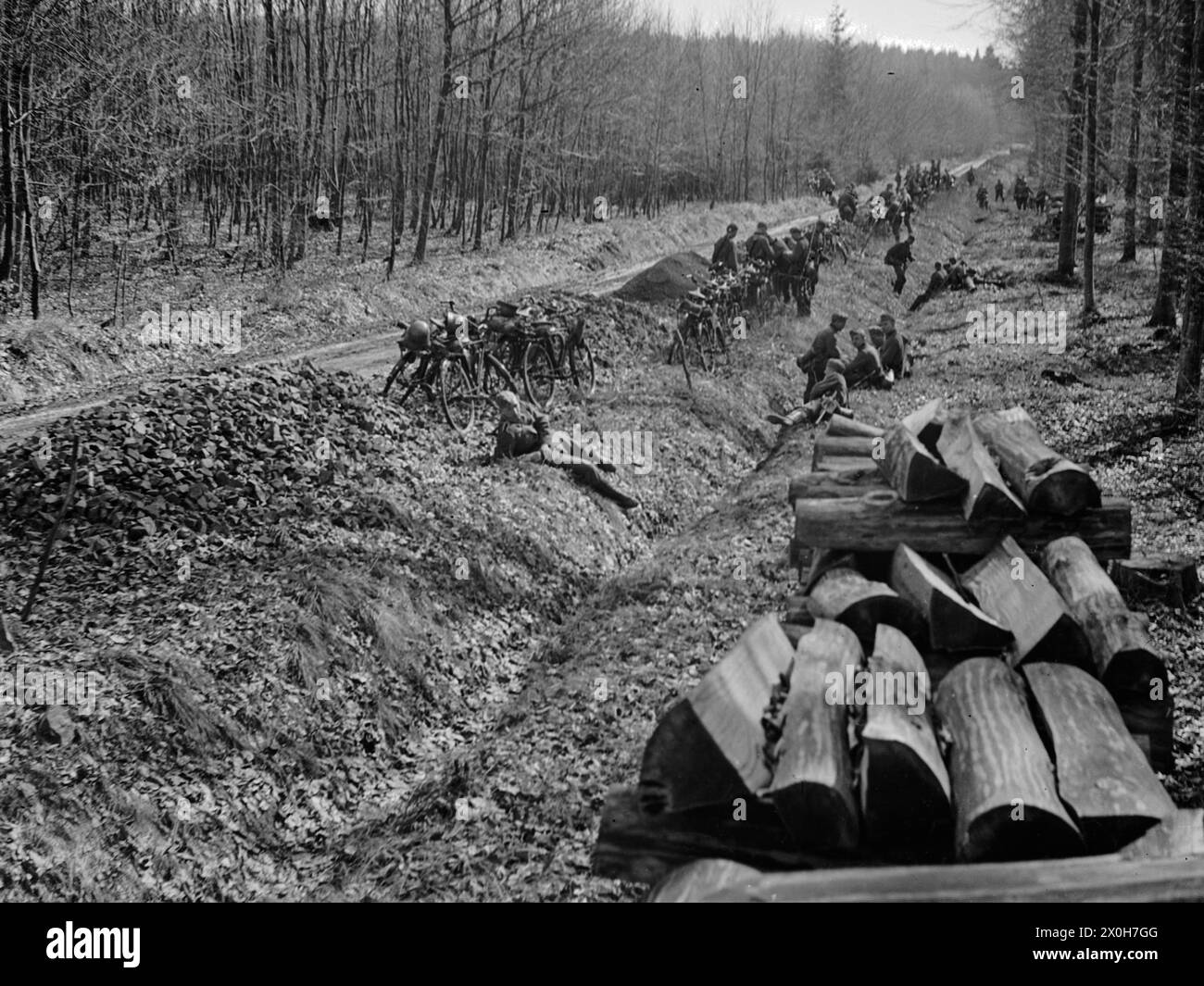 Una compagnia di sicurezza delle biciclette riposa su una strada da campo. Le biciclette sono disposte a coppie. La foto fu scattata da un membro del Radfahrgrenadierregiment 2 / Radfahrsicherungsregiment 2, sul fronte orientale. [traduzione automatizzata] Foto Stock