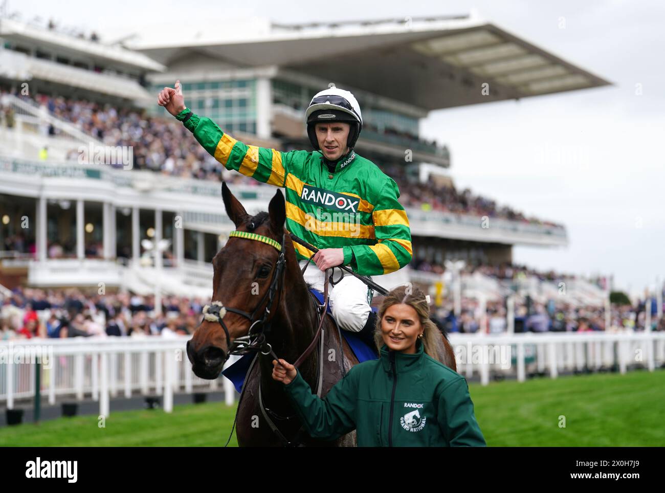 Mark Walsh a bordo di Inothewayurthinkin dopo aver vinto l'Huyton Asphalt Franny Blennerhassett Memorial Mildmay Novices' Chase il secondo giorno del Randox Grand National Festival 2024 all'ippodromo Aintree di Liverpool. Data foto: Venerdì 12 aprile 2024. Foto Stock