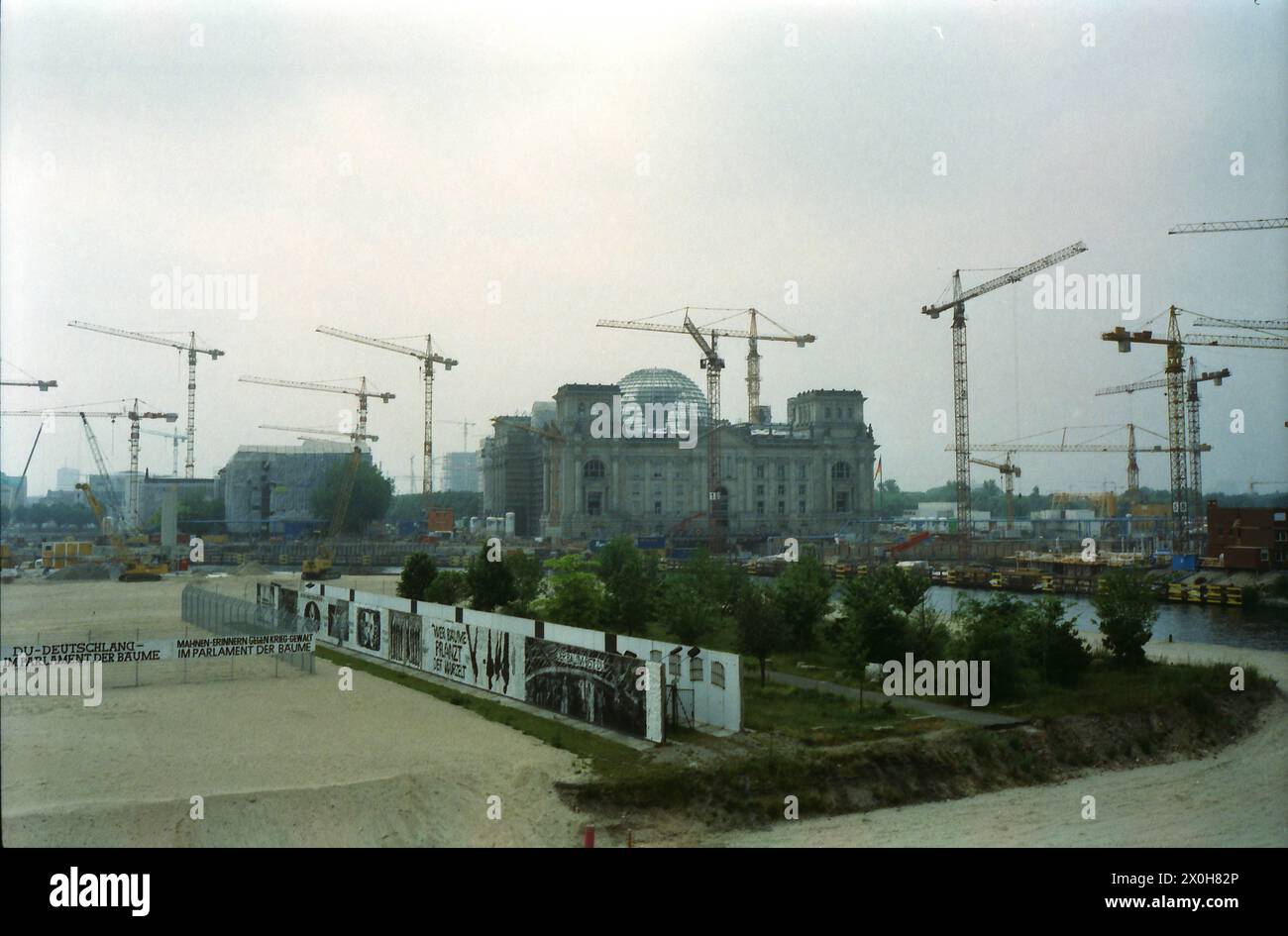 Vista dell'edificio del Reichstag. In primo piano, il progetto artistico Parliament of Trees di Ben Wagin. [traduzione automatizzata] Foto Stock