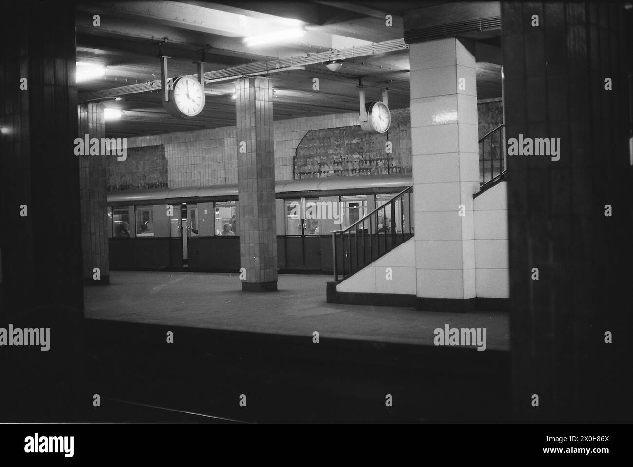 Dopo pochi mesi di trattative alla fine del 1983, la BVG di Berlino Ovest rileva la S-Bahn dalla DR nella notte tra il 8.1.84 e il 9,1.84, inizialmente sono gestite solo 2 linee troncate della rete. Ecco alcune impressioni di questa notte storica e dei giorni successivi. Stazione Anhalter. Treno per Lichtenrade [traduzione automatizzata] Foto Stock