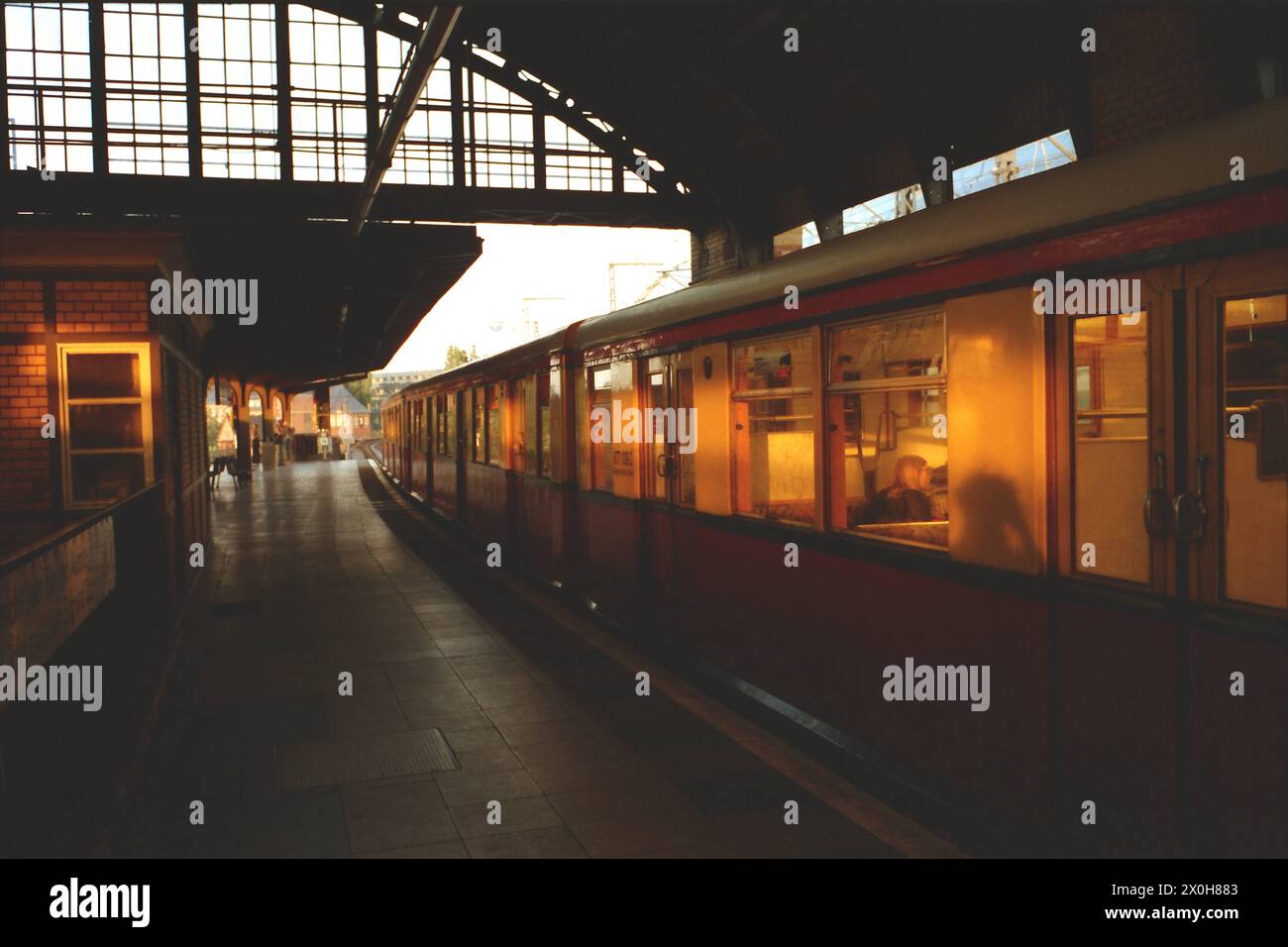 Solo pochi giorni dopo la chiusura dell'anello, il traffico sulla Stadtbahn tra Friedrichstraße e Zoologischer Garten viene interrotto. La S-Bahn lascia la vecchia stazione e si sposta nella stazione principale ancora incompiuta. Dal 3 luglio, la vecchia stazione di Lehrter viene demolita. [traduzione automatizzata] Foto Stock