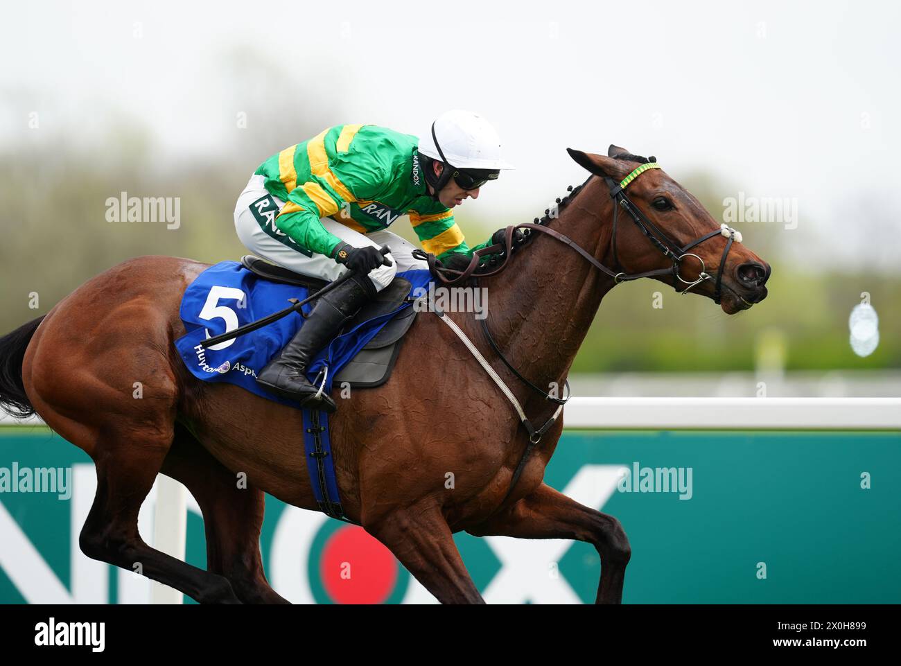 Inothewayurthinkin cavalcato da Mark Walsh sulla strada per vincere l'Huyton Asphalt Franny Blennerhassett Memorial Mildmay Novices' Chase il secondo giorno del Randox Grand National Festival 2024 all'ippodromo Aintree di Liverpool. Data foto: Venerdì 12 aprile 2024. Foto Stock