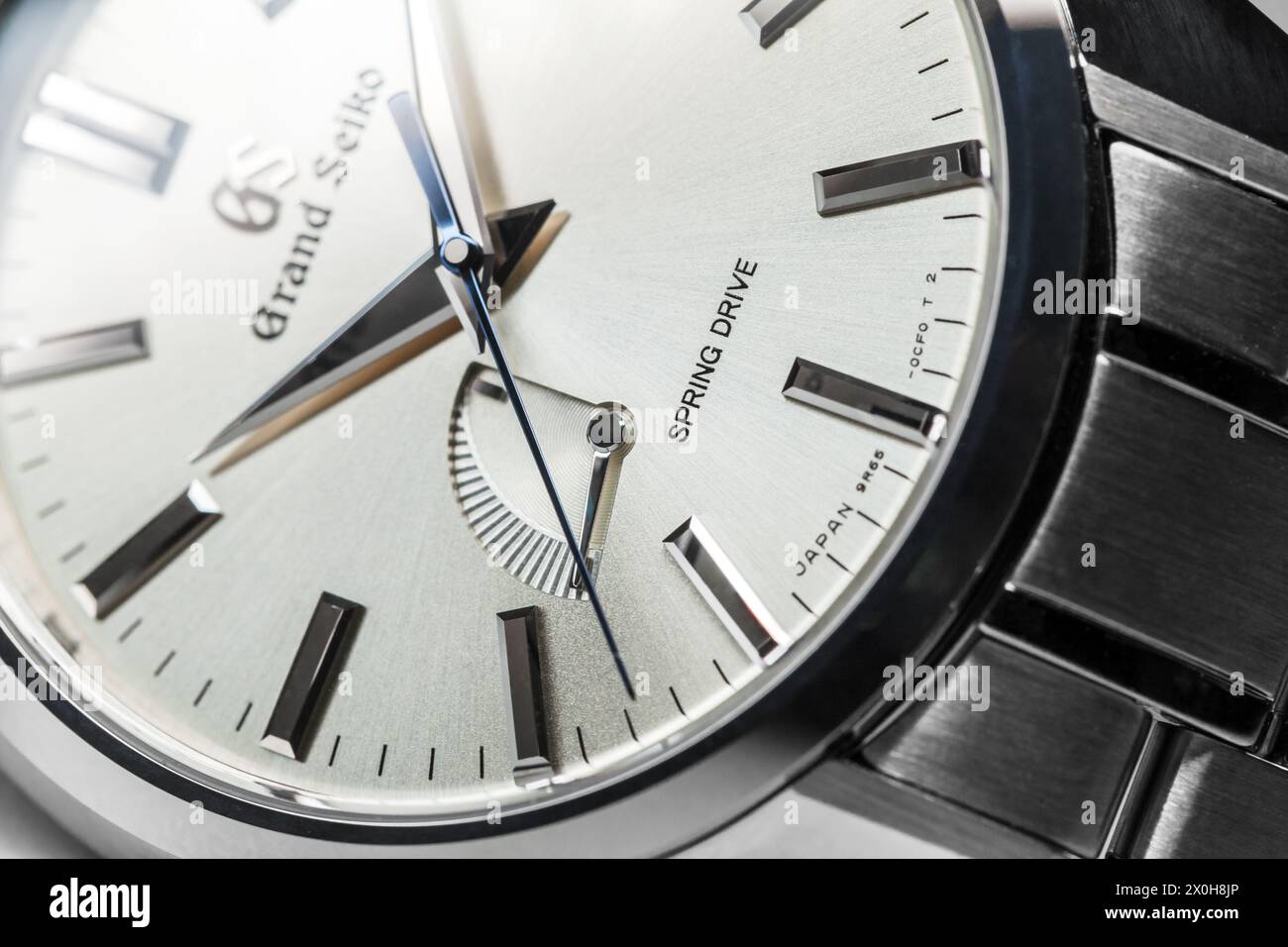 Tokyo, Giappone - 19 settembre 2022: Quadrante metallico lucido dell'orologio da polso automatico Grand Seiko Heritage Collection Spring Drive SBGA373 Foto Stock