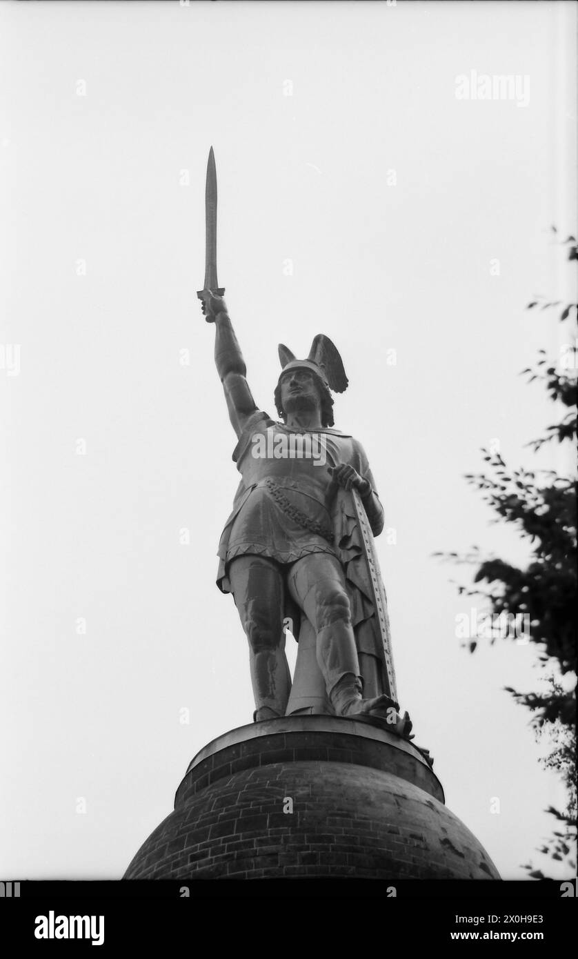 Come sappiamo oggi, il monumento è nel posto sbagliato. La famosa battaglia nella foresta di Teuteburg non ebbe luogo lì, ma più a nord a Kalkriese. [traduzione automatizzata] Foto Stock